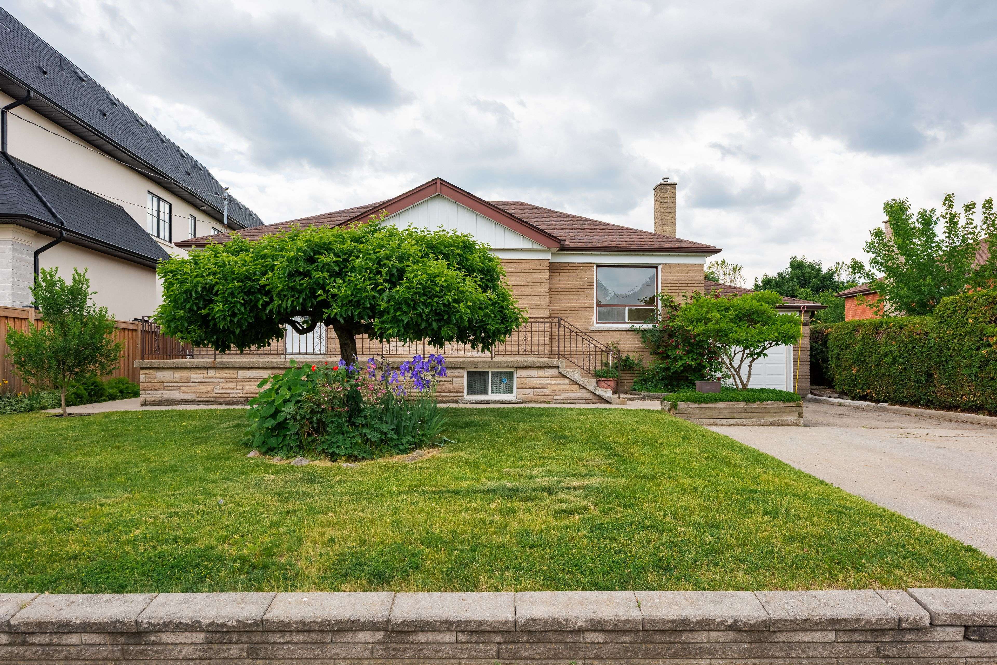 Mississauga, ON L5A 2N1,2468 Donnavale DR