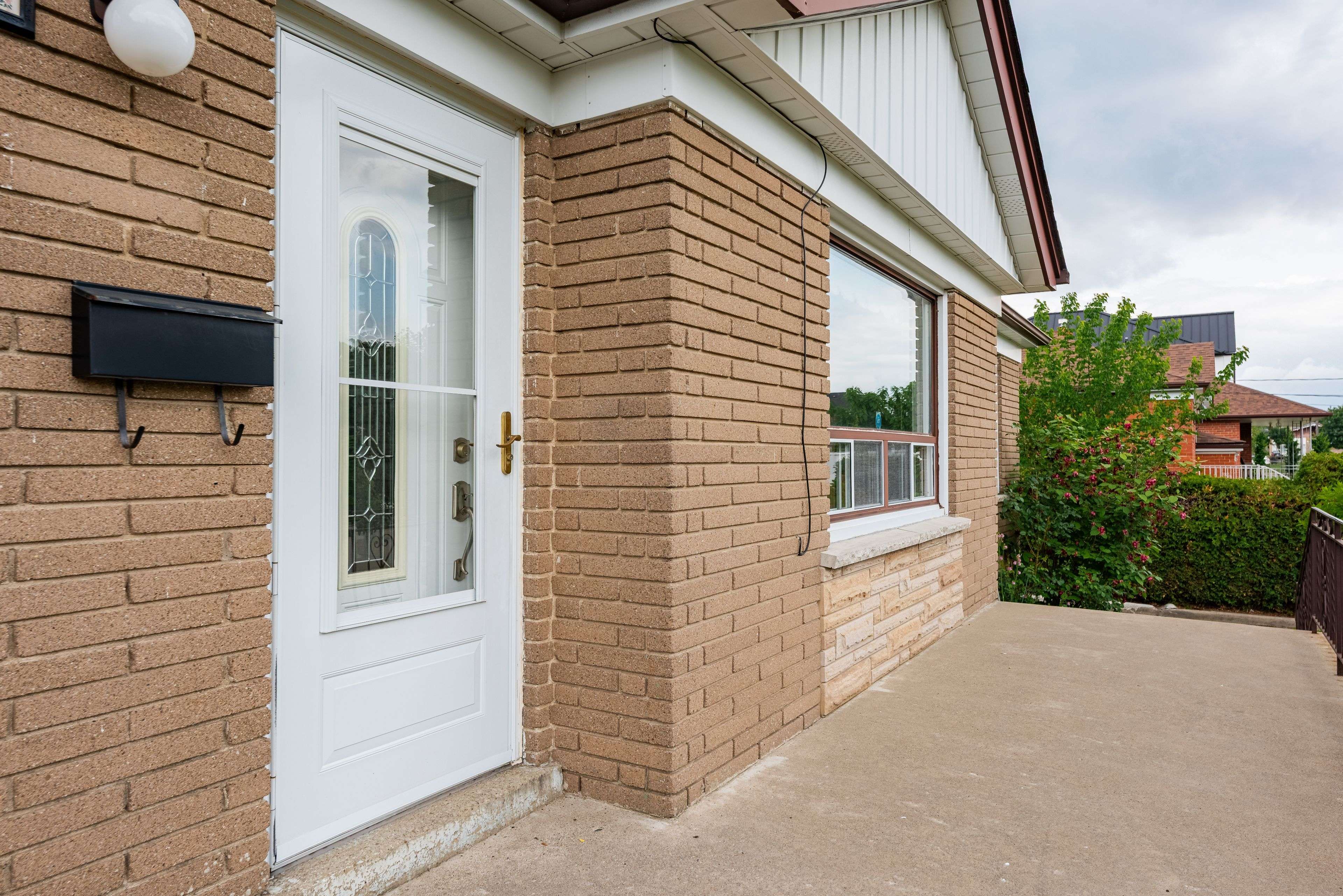 Mississauga, ON L5A 2N1,2468 Donnavale DR