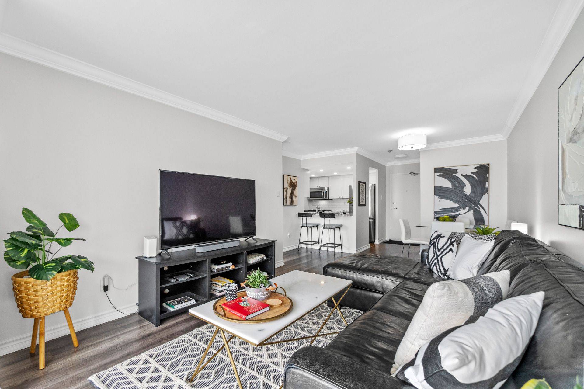 Mississauga, ON L5A 4G5,75 King ST E #1204