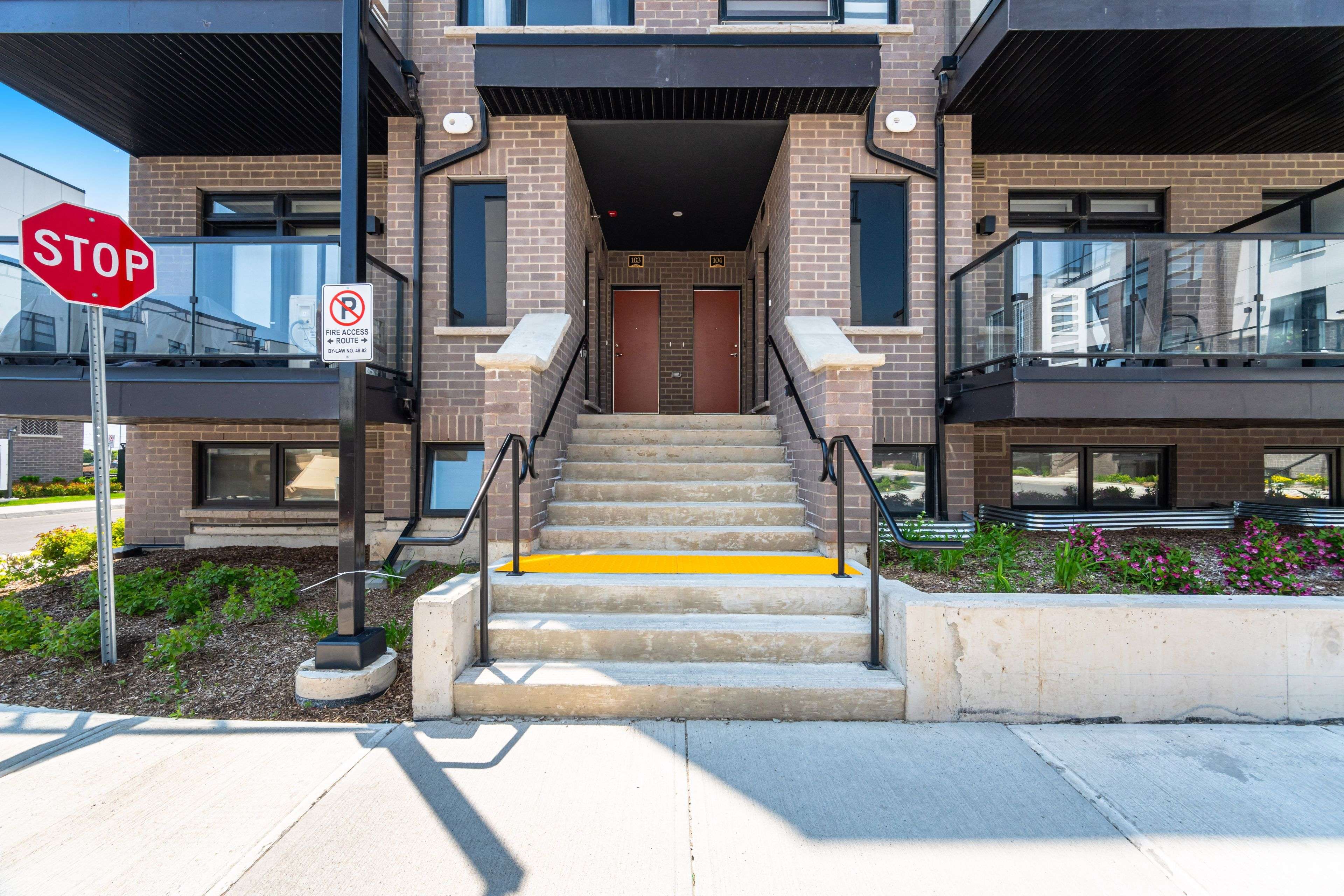Milton, ON L9E 1N4,1565 Rose WAY #103
