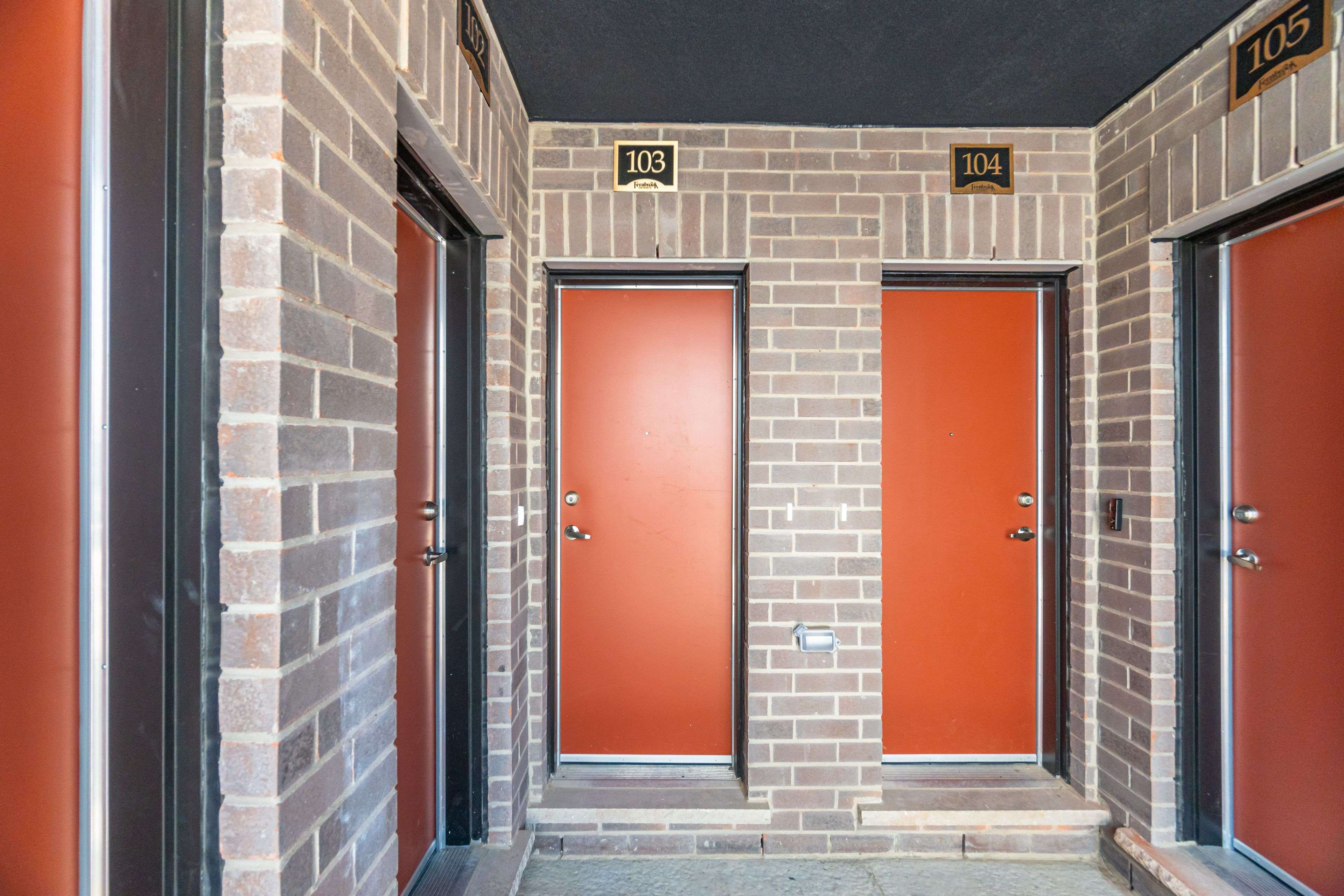 Milton, ON L9E 1N4,1565 Rose WAY #103