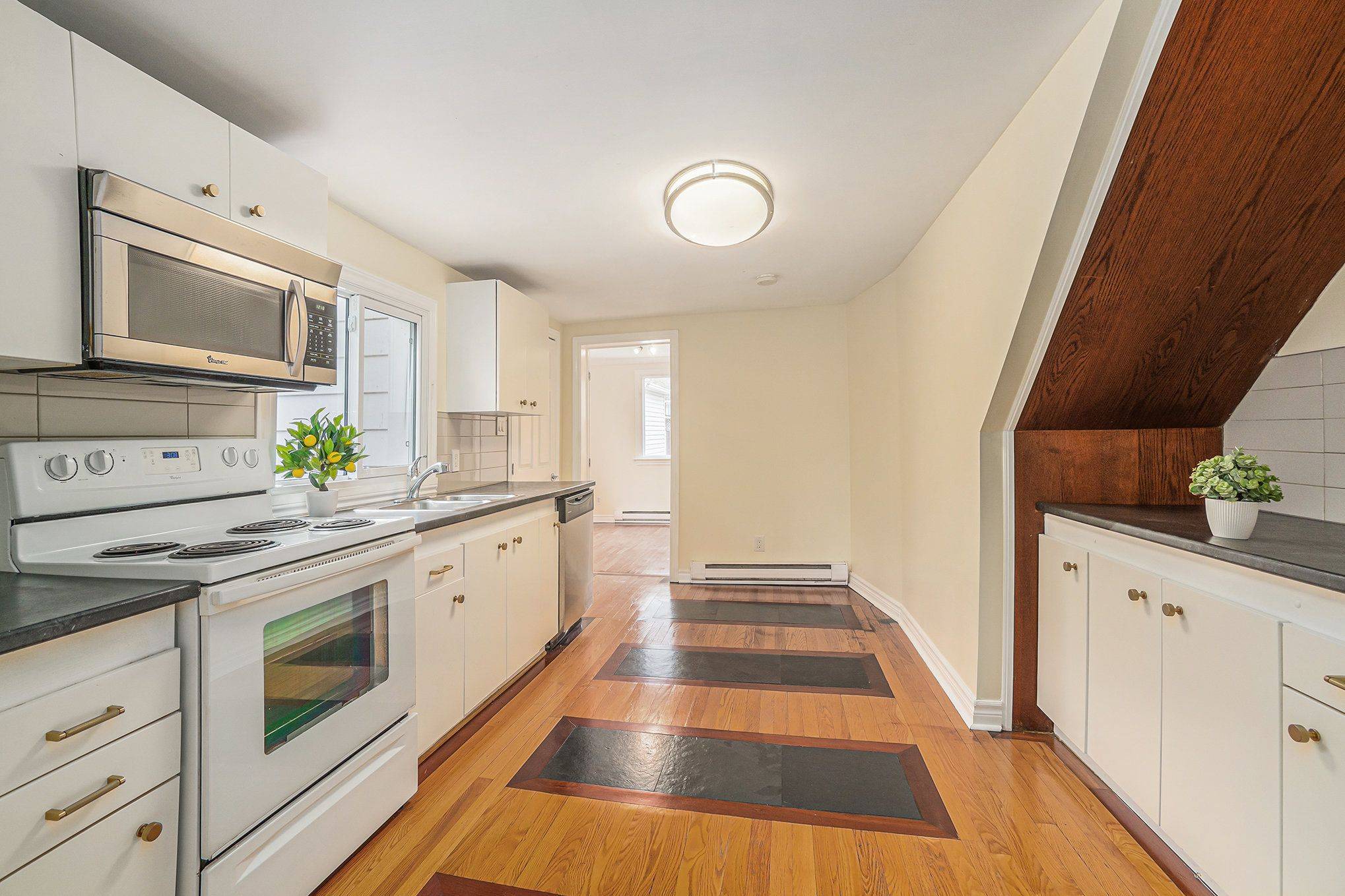 Carlington - Central Park, ON K1Z 6L9,978 Admiral AVE