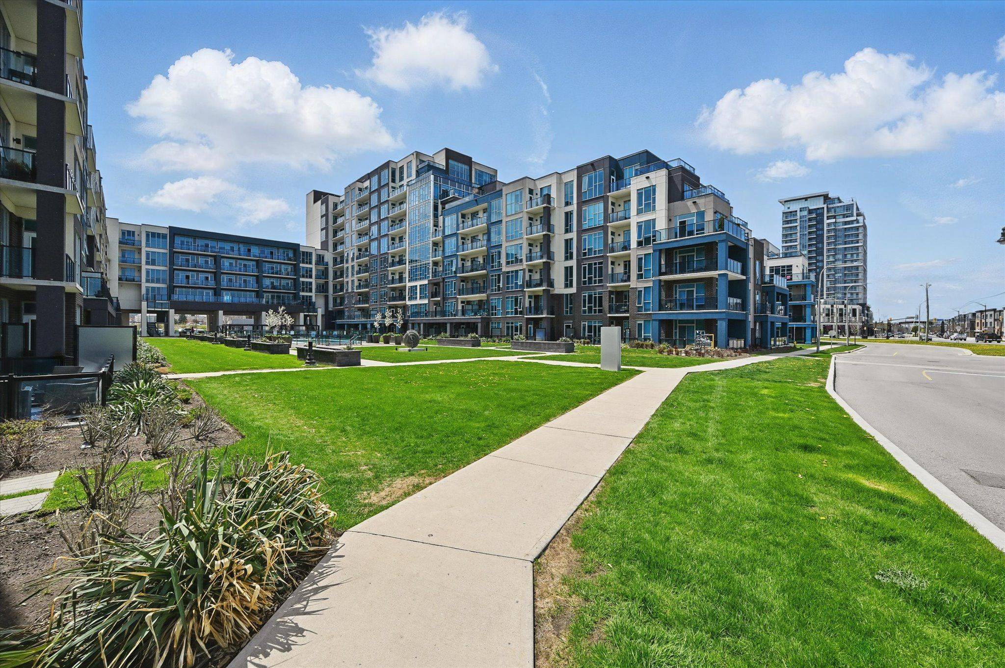 16 Concord PL #201, Grimsby, ON L3M 0J1