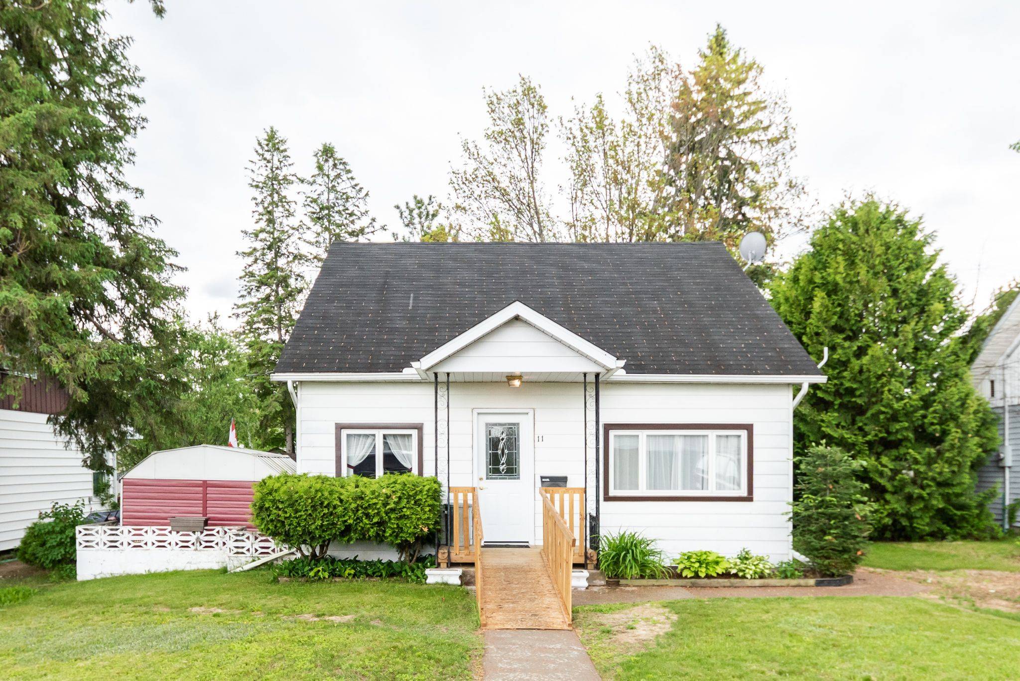 11 Troyes ST, Deep River, ON K0J 1P0