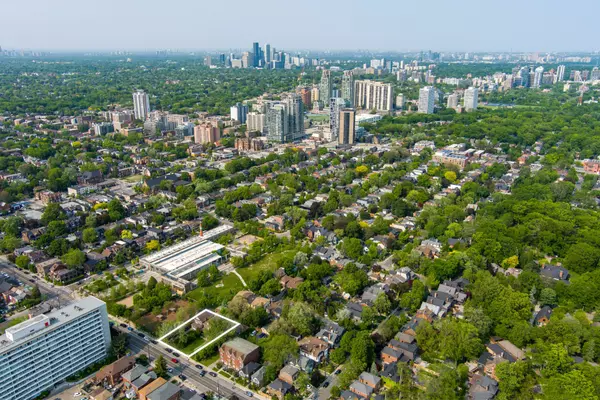 Toronto C02, ON M6G 3E4,569-573 Christie ST