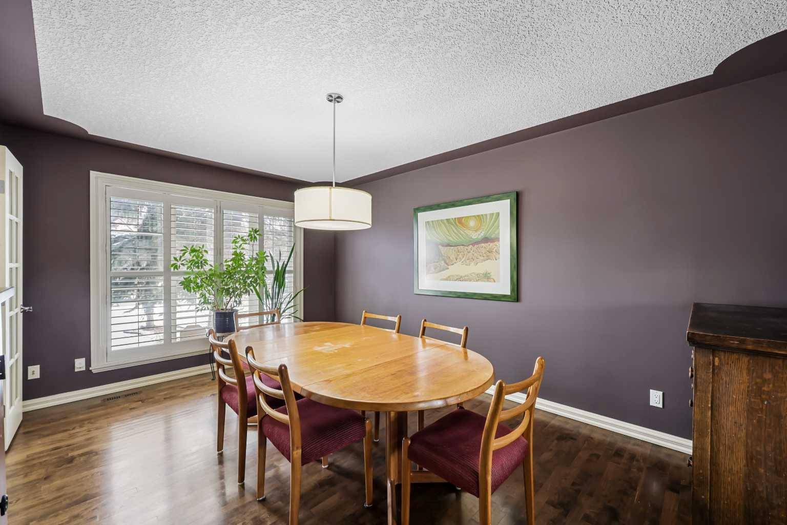 Calgary, AB T3H 3R9,41 Strathridge CRES SW