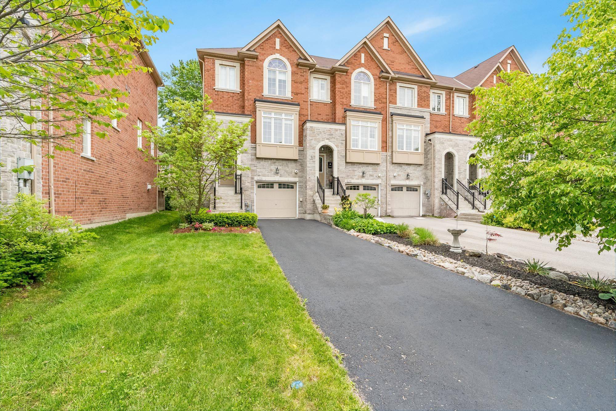 Newmarket, ON L3Y 0B8,224 Appleton CT
