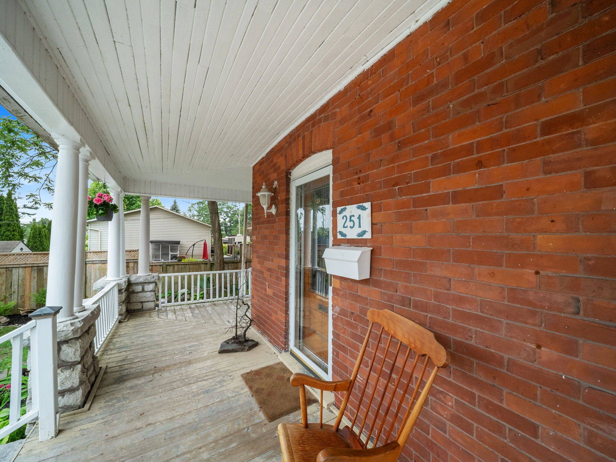 Orillia, ON L3V 4N8,251 Laclie ST