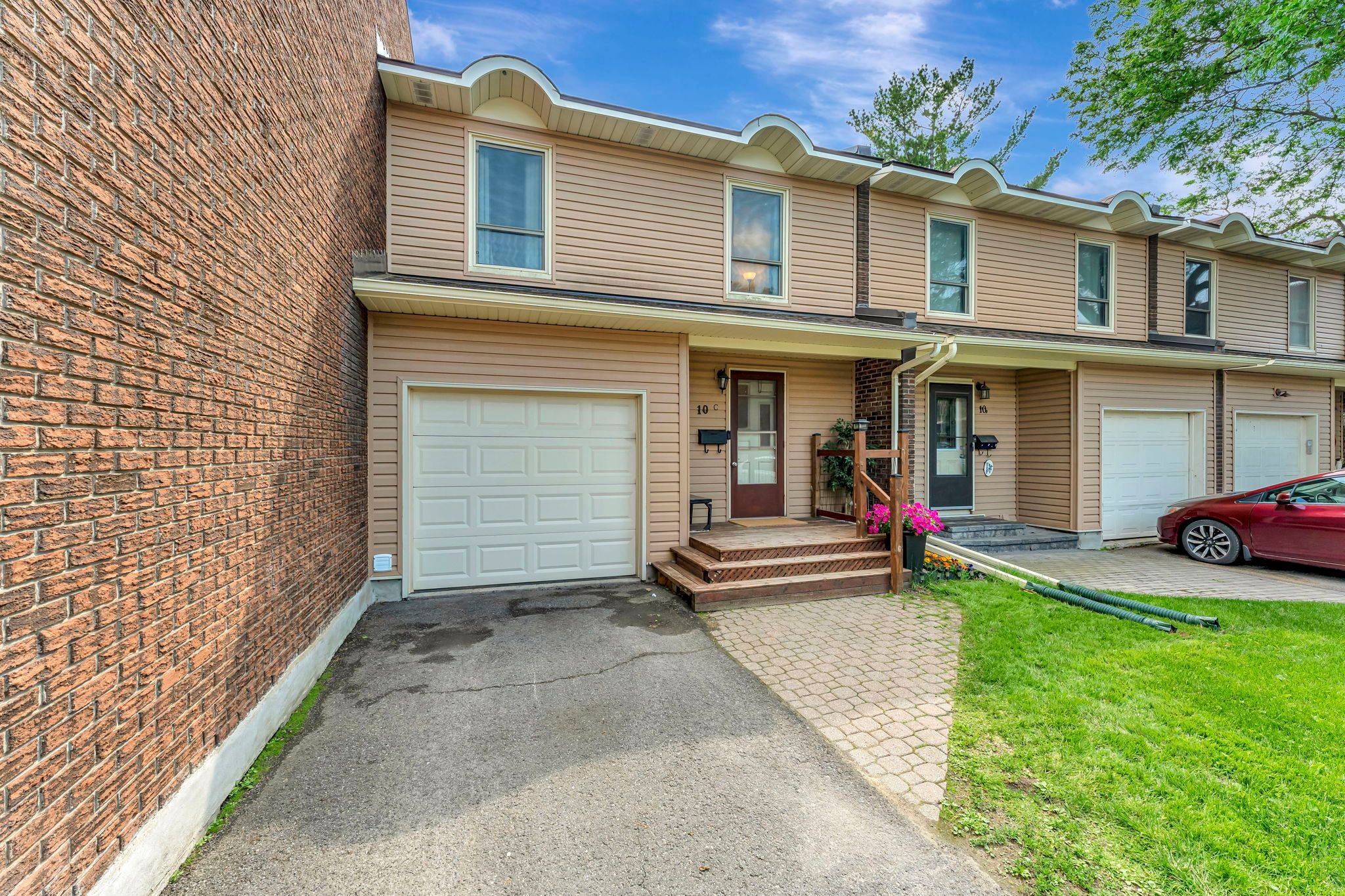 10 Arnold DR #C, Bells Corners And South To Fallowfield, ON K2H 6V9