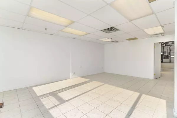 Markham, ON L3R 1H3,300 Esna Park DR #26