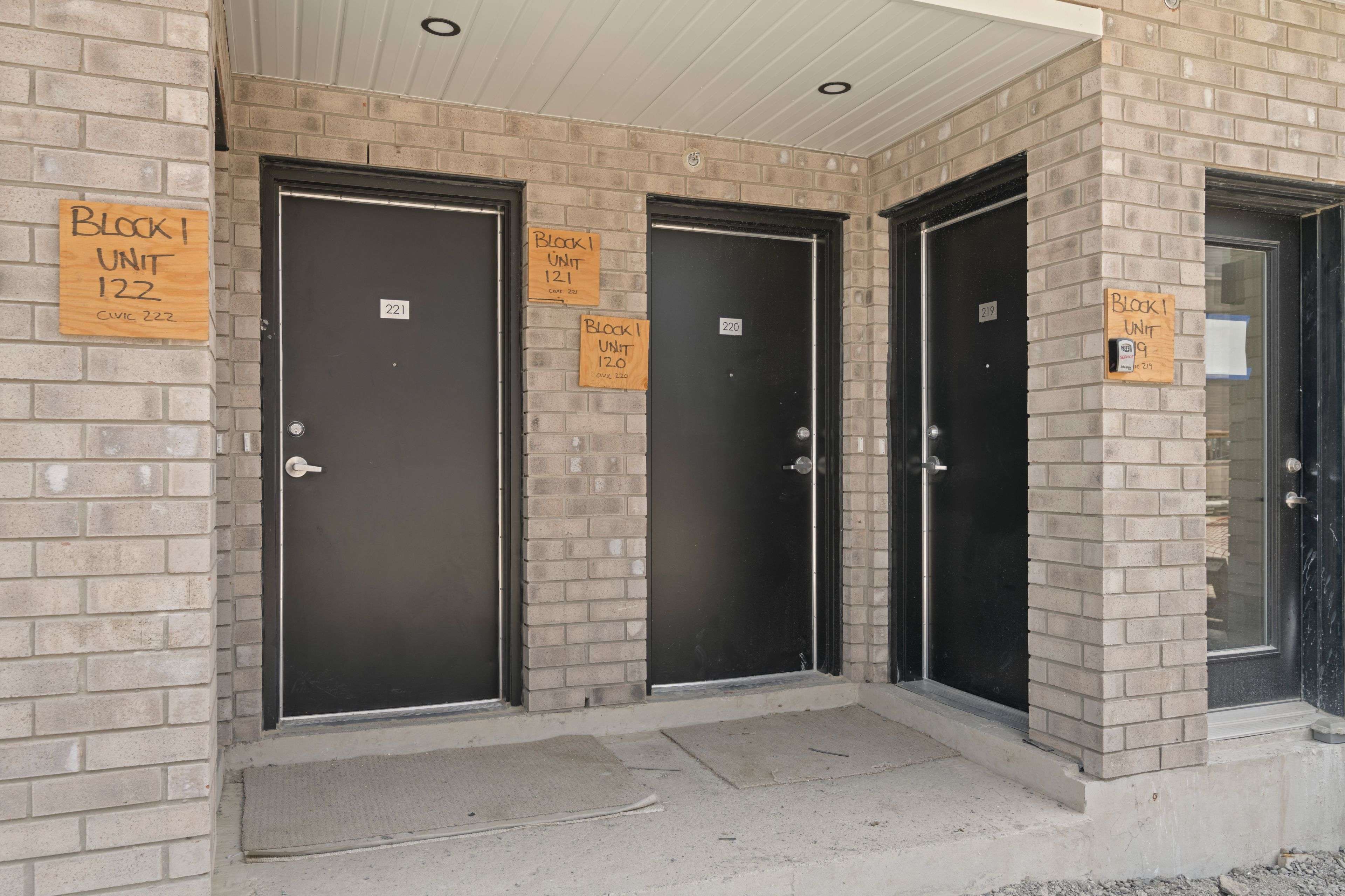 Pickering, ON L1X 0S9,1695 Dersan ST #120