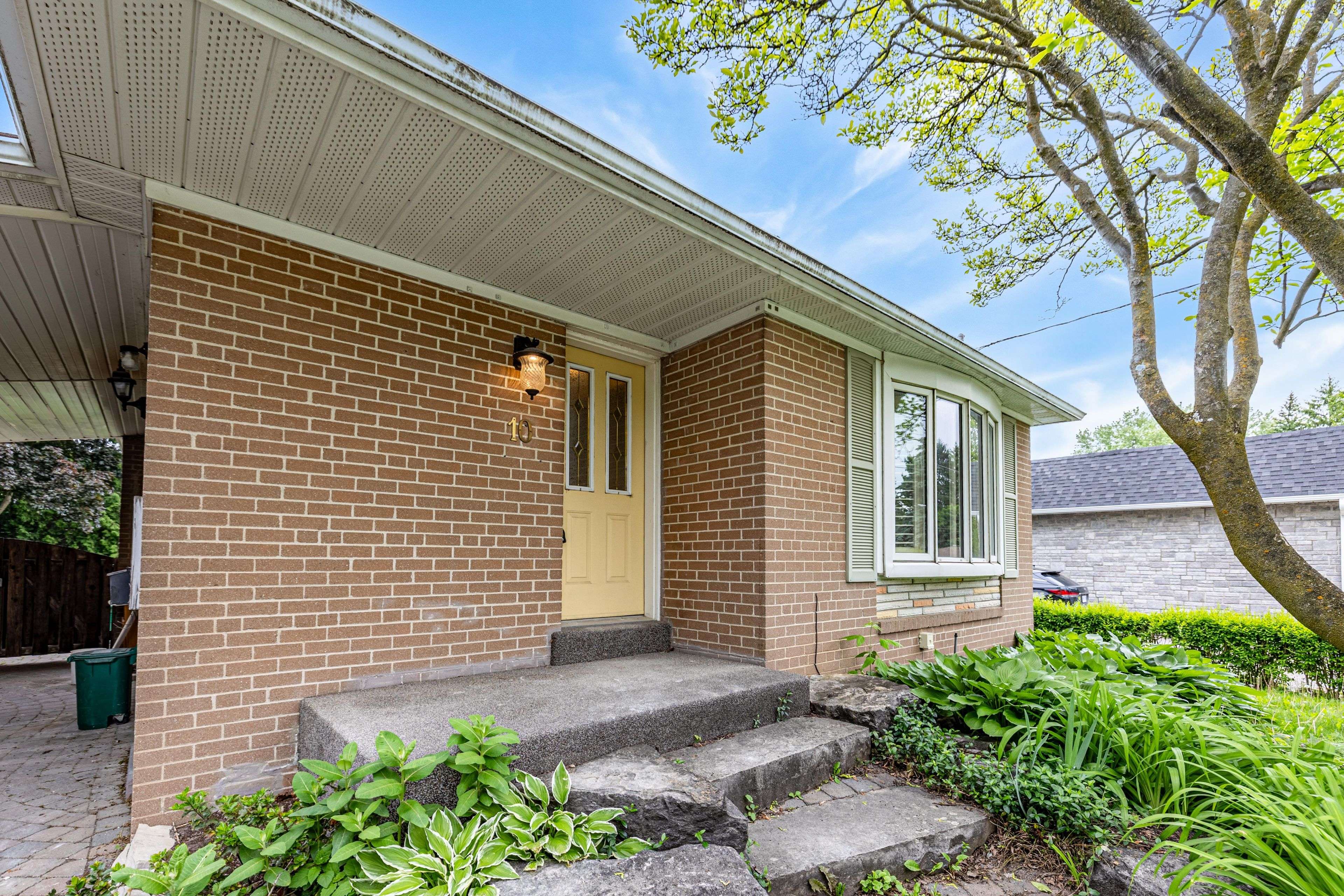 Aurora, ON L4G 1Z9,10 Holman CRES #Main Floor