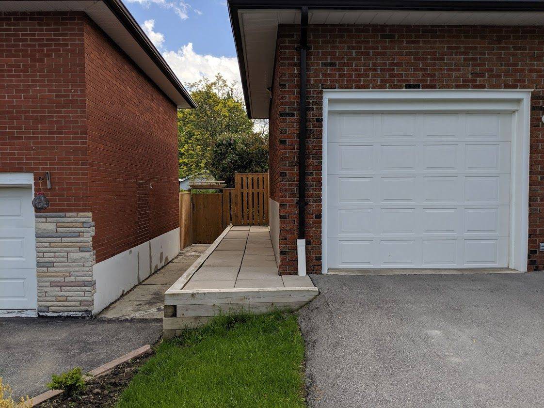 Bradford West Gwillimbury, ON L3Z 1T4,76 Luxury AVE #Walkout