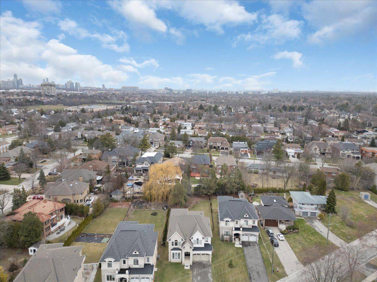 Mississauga, ON L5C 1Y6,2381 Old Carriage RD