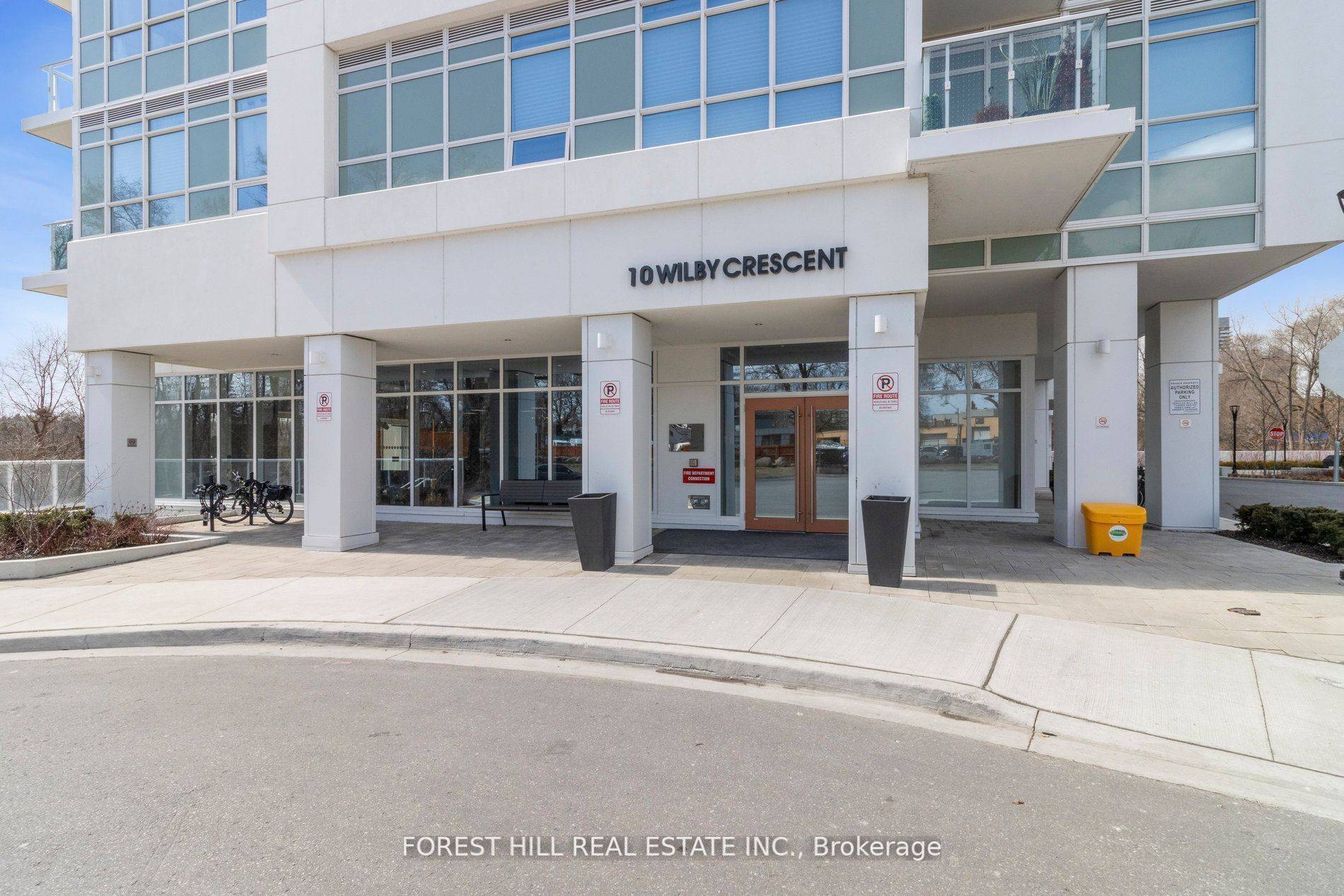 Toronto W04, ON M9N 1E5,10 Wilby CRES #901