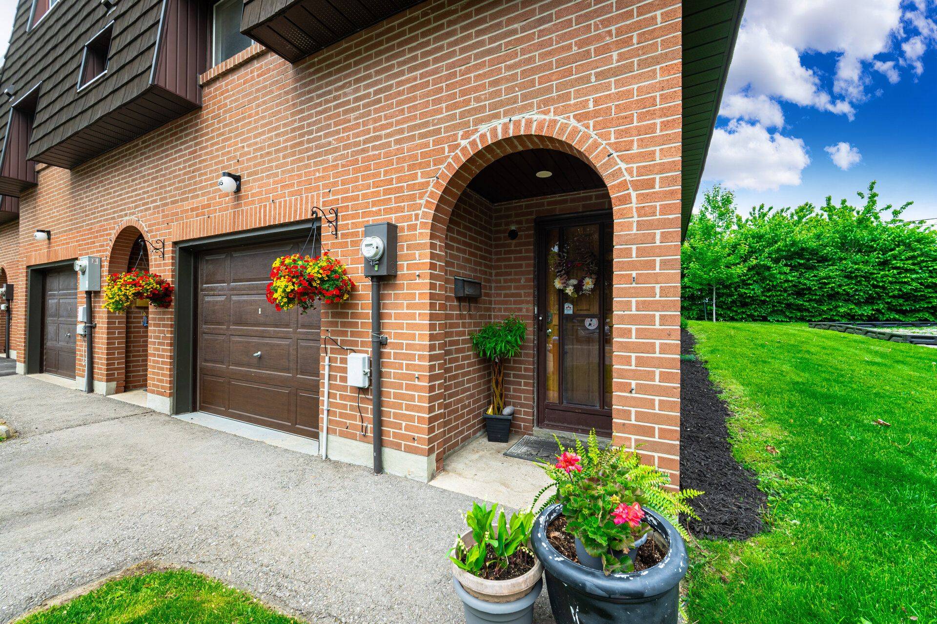 Brampton, ON L6T 1W7,136 Darras CT