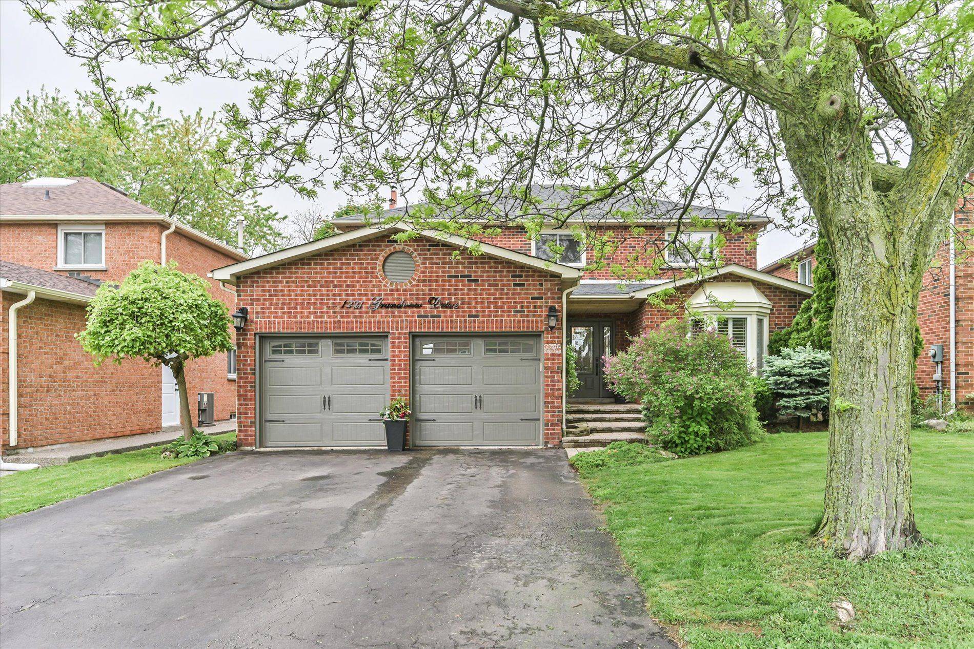 Oakville, ON L6H 4Z2,1221 Grandview DR