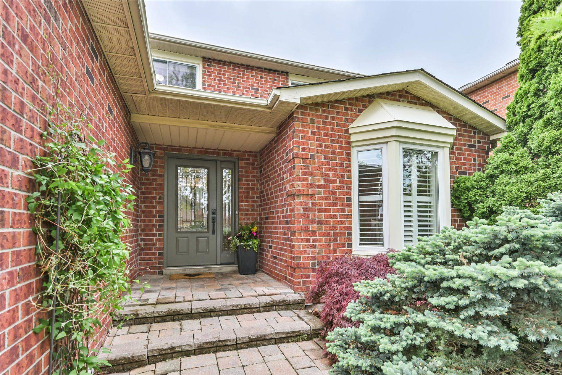 Oakville, ON L6H 4Z2,1221 Grandview DR