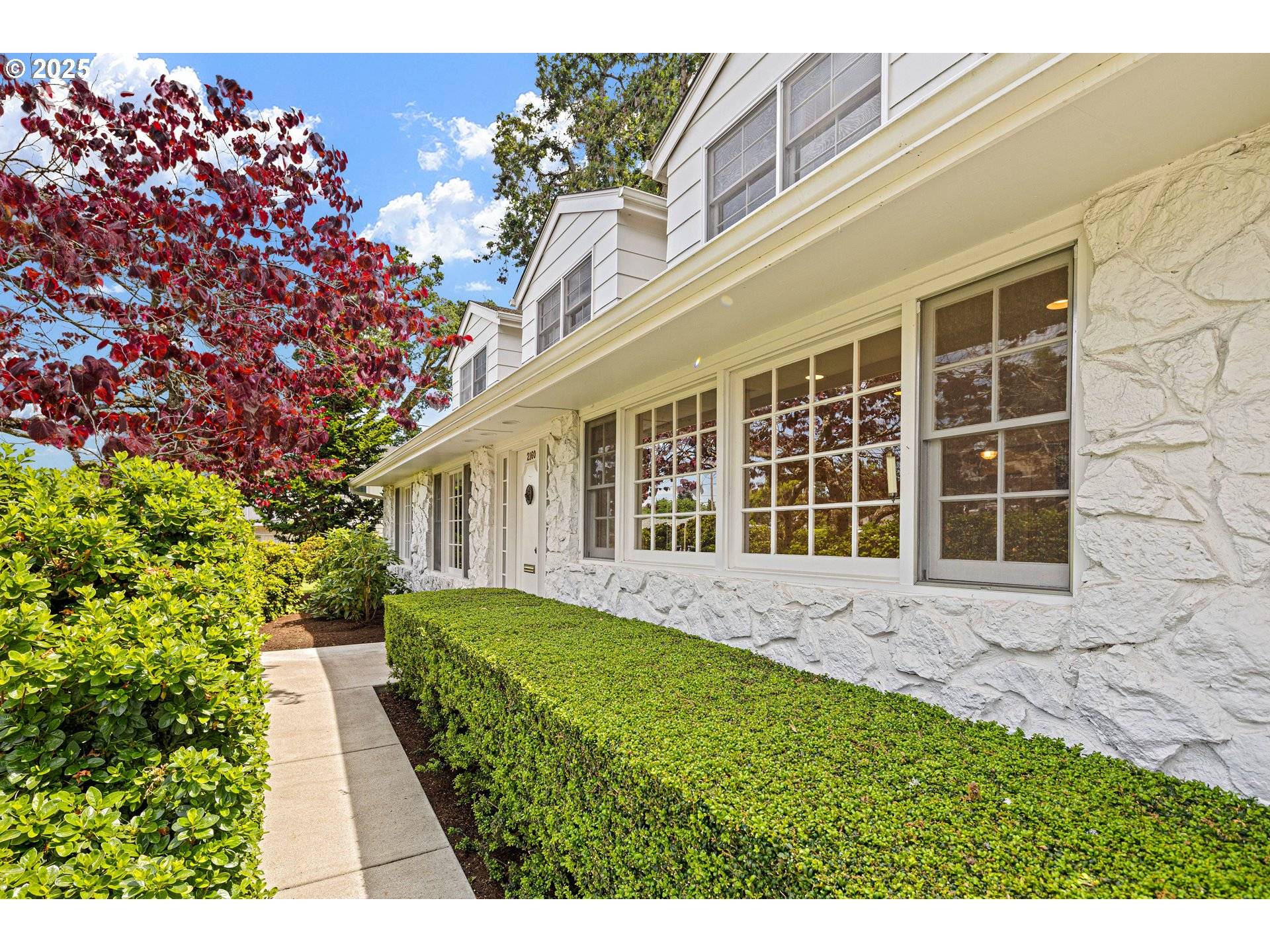 Eugene, OR 97401,2160 OAKMONT WAY