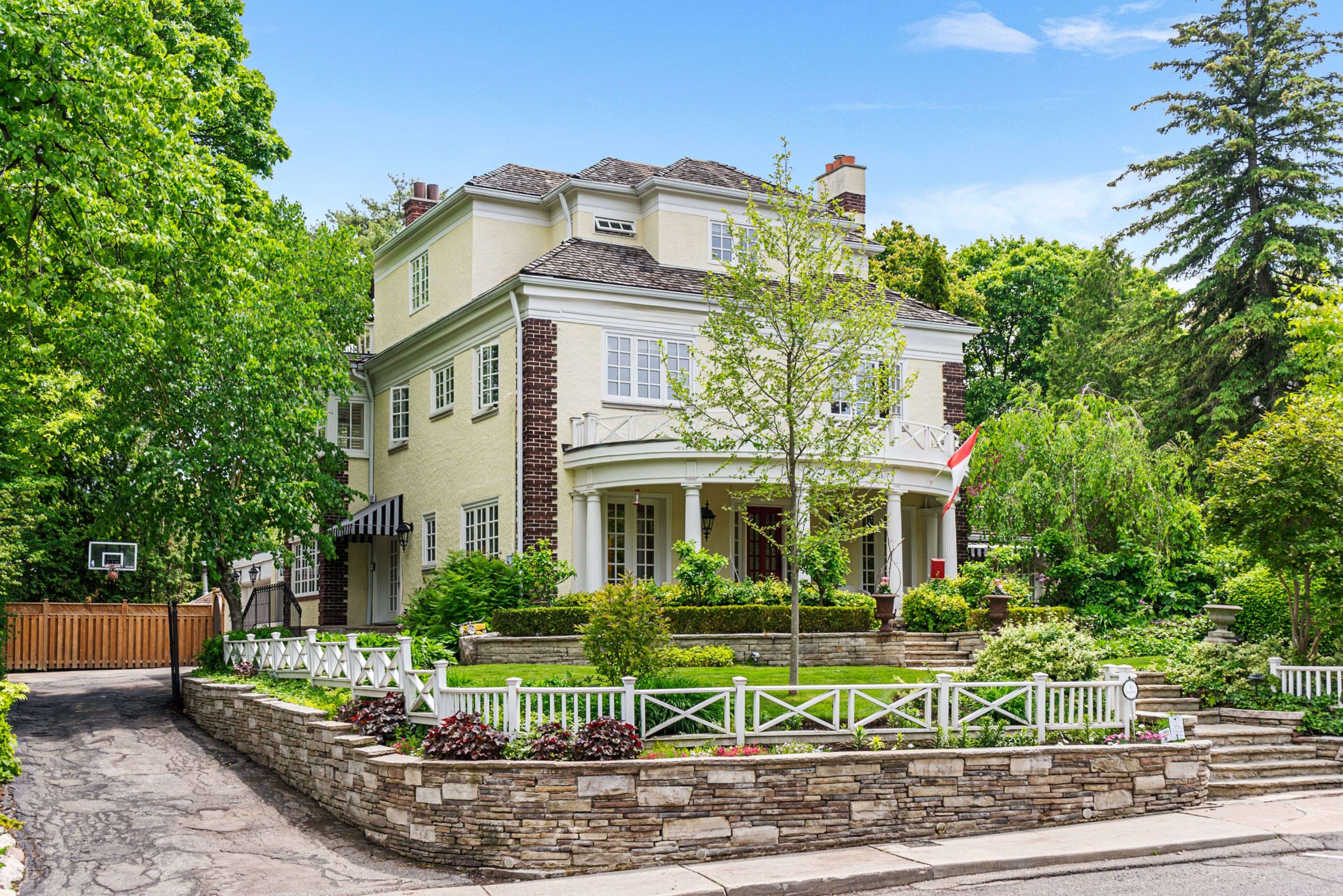 Toronto C04, ON M4N 2Z6,25 Strathgowan CRES