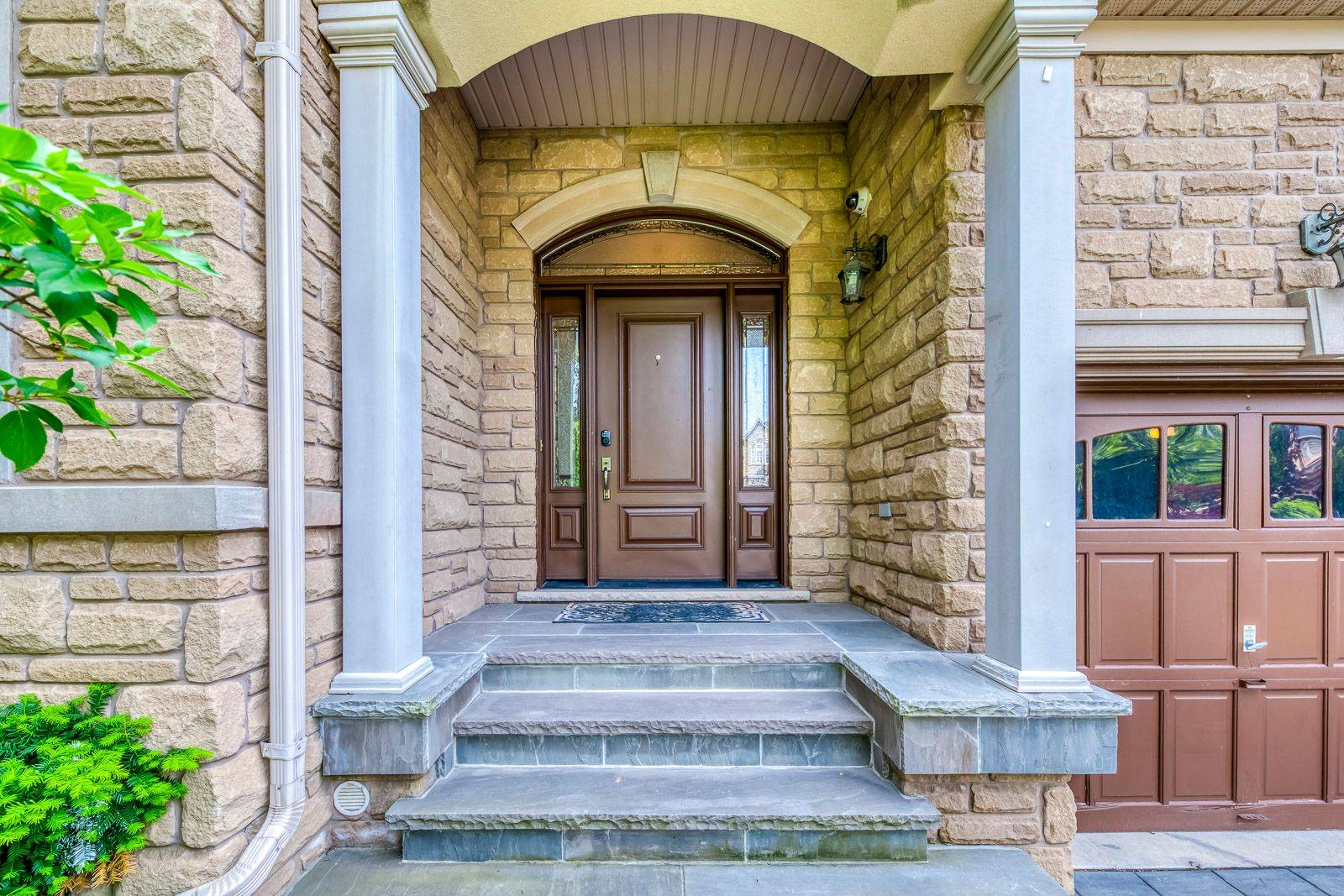 Oakville, ON L6H 0B2,2382 Robmar DR