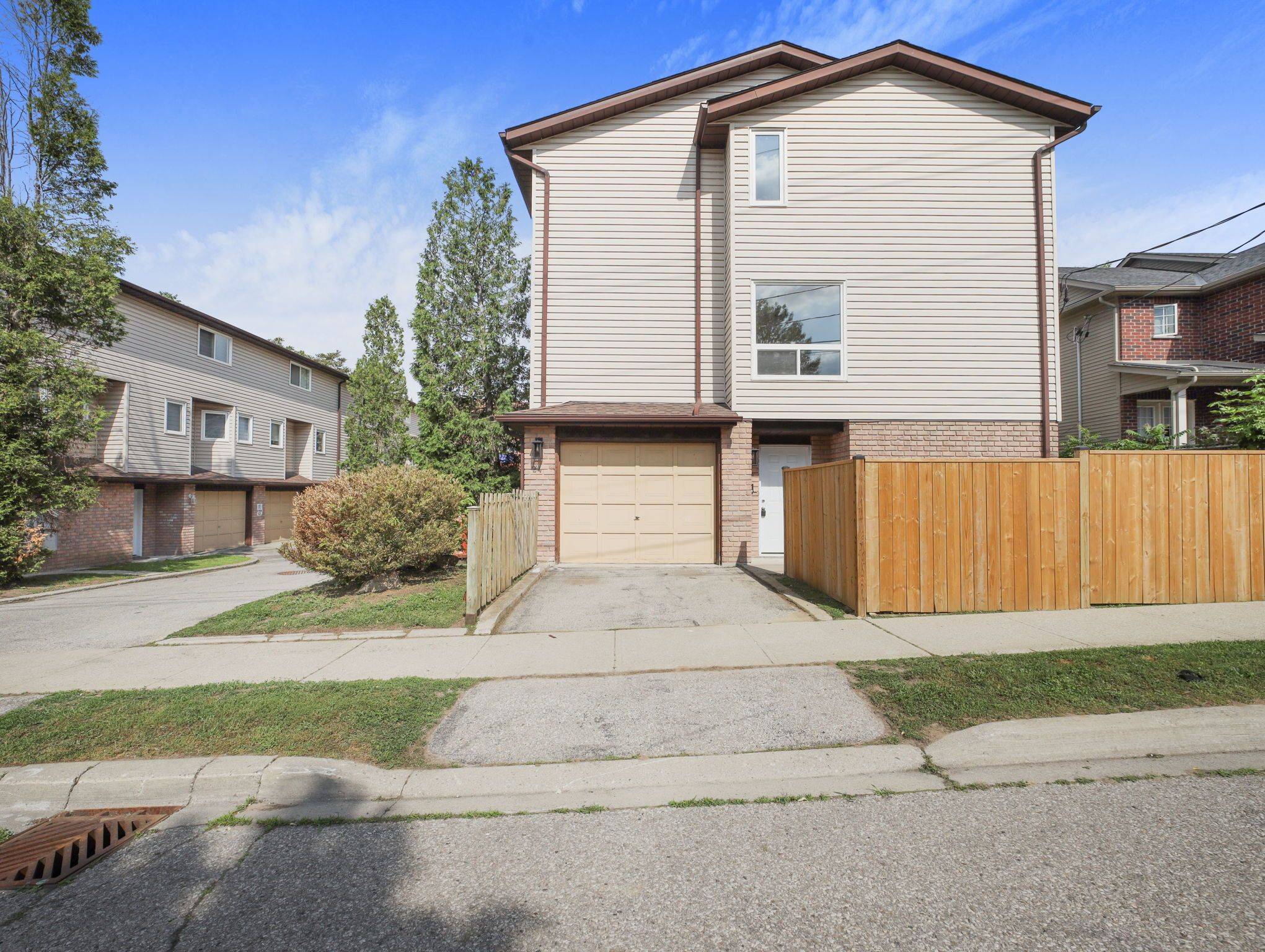 Brantford, ON N3R 4G5,24 Bond ST #A