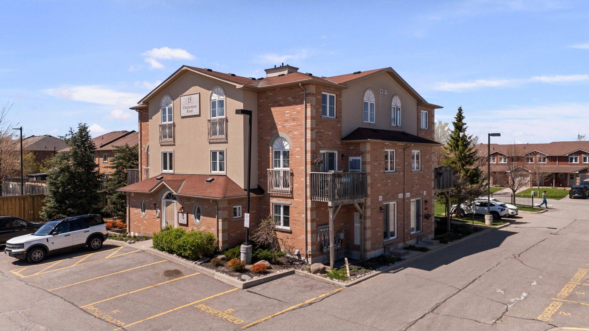 15 Cheltenham RD #1, Barrie, ON L4M 0E7