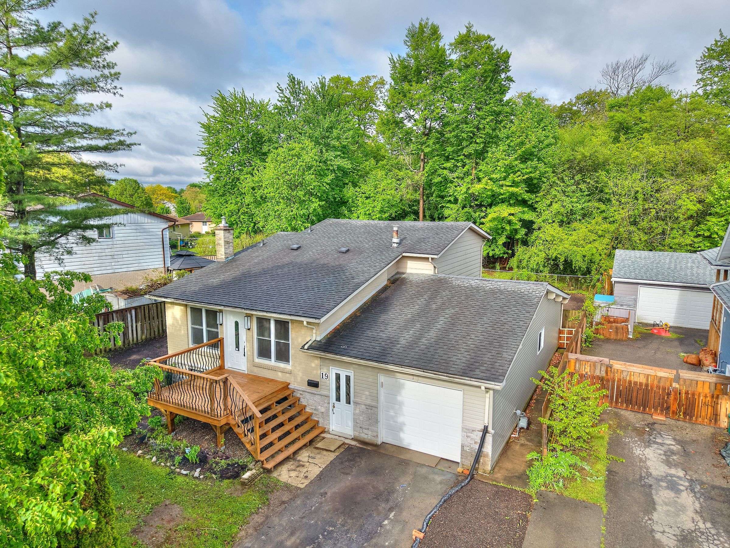 Welland, ON L3C 6B1,19 LEASIDE DR