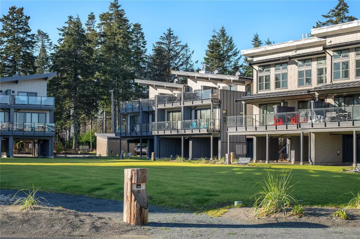 Black Creek, BC V9J 1B2,9022 Clarkson Ave #4