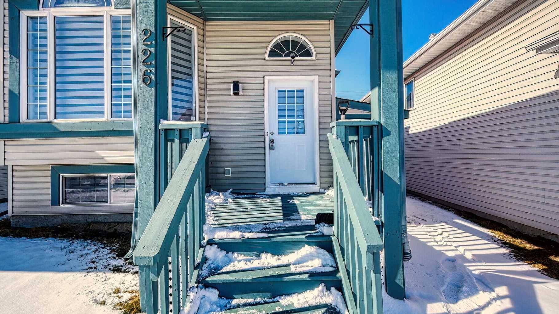 Calgary, AB T1Y 6Z9,226 Saratoga Close Northeast
