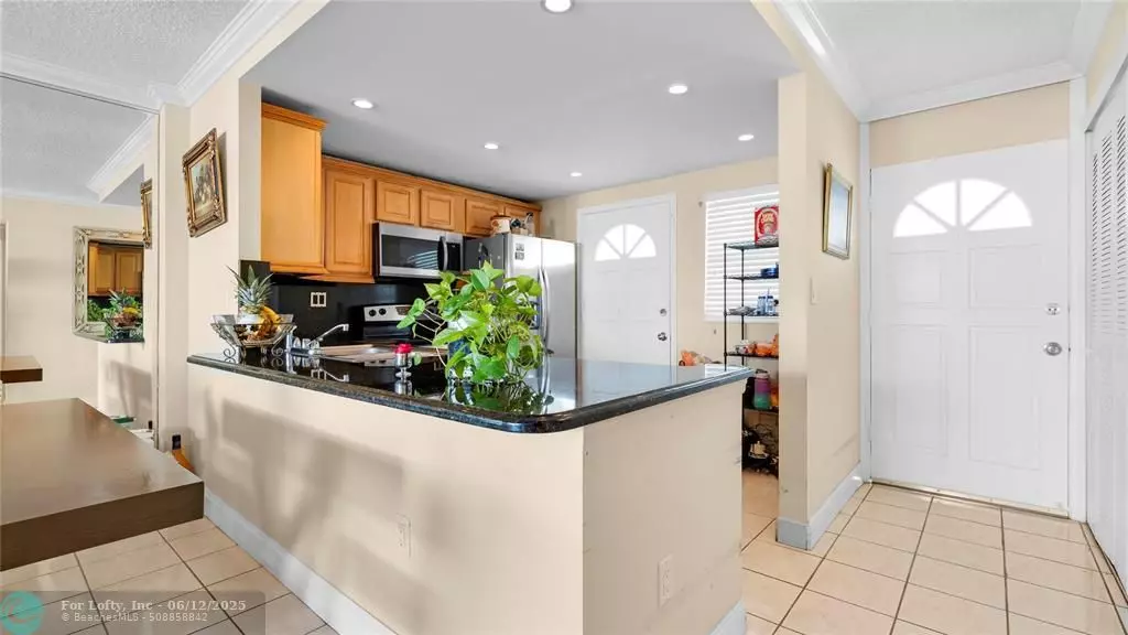 North Miami Beach, FL 33160,3725 NE 169th St #207