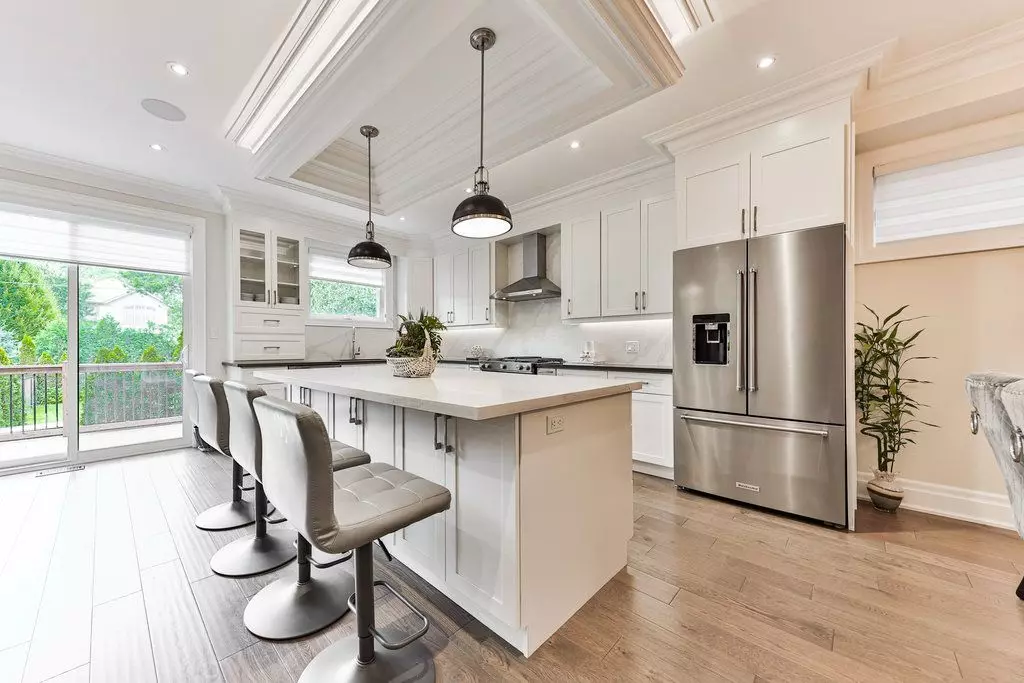 Mississauga, ON L5H 2P8,34B Pine AVE N