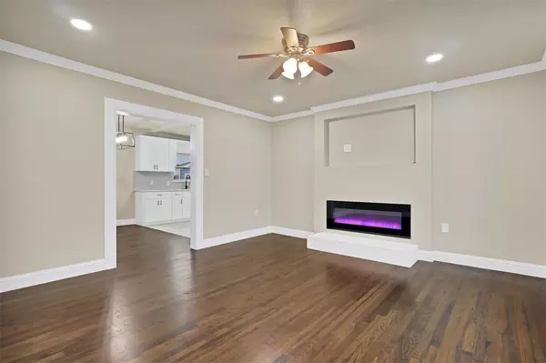 Garland, TX 75040,301 W Avenue Avenue E