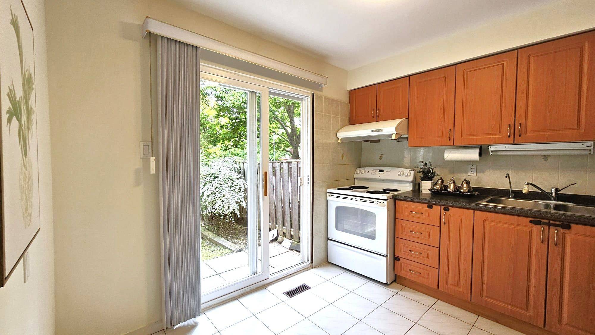 Toronto E07, ON M1V 1E1,15 Brimwood BLVD #27