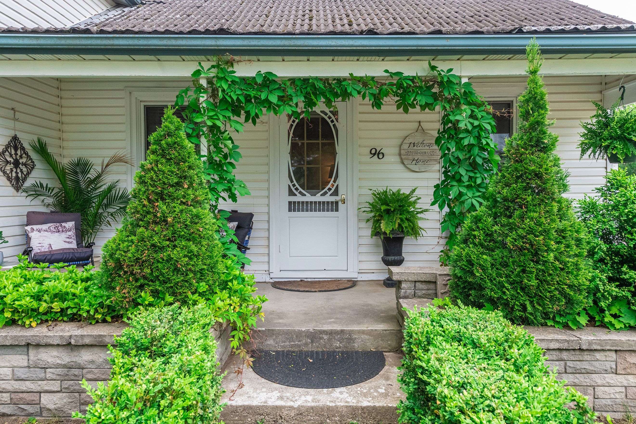 Blandford-blenheim, ON N0J 1V0,96 Dundas ST W