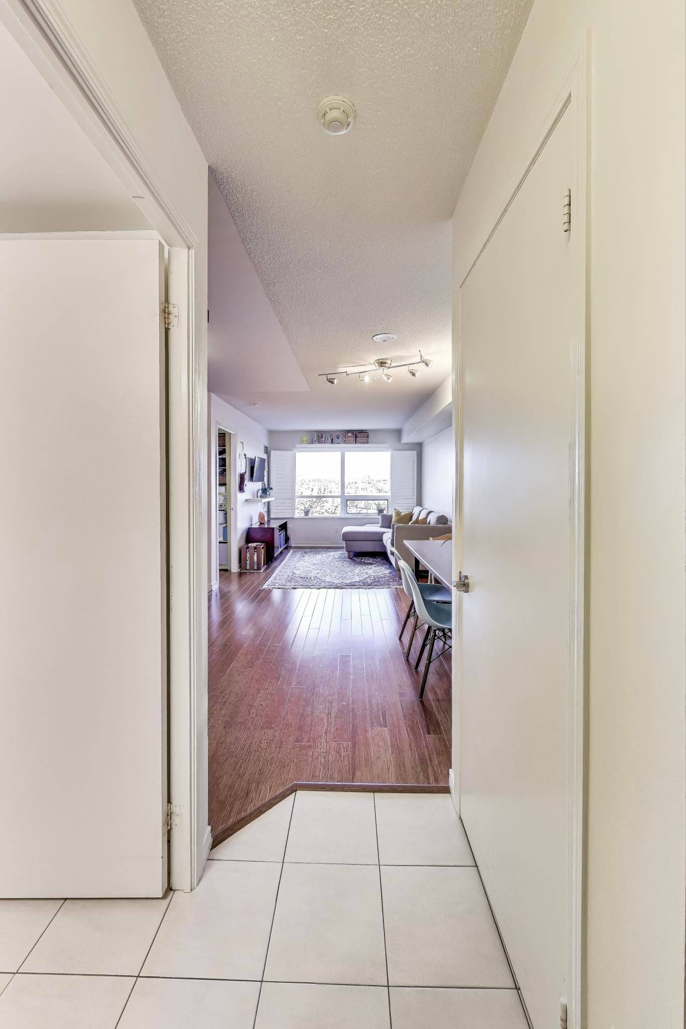 Toronto W02, ON M6P 5A1,60 Heintzman ST #728
