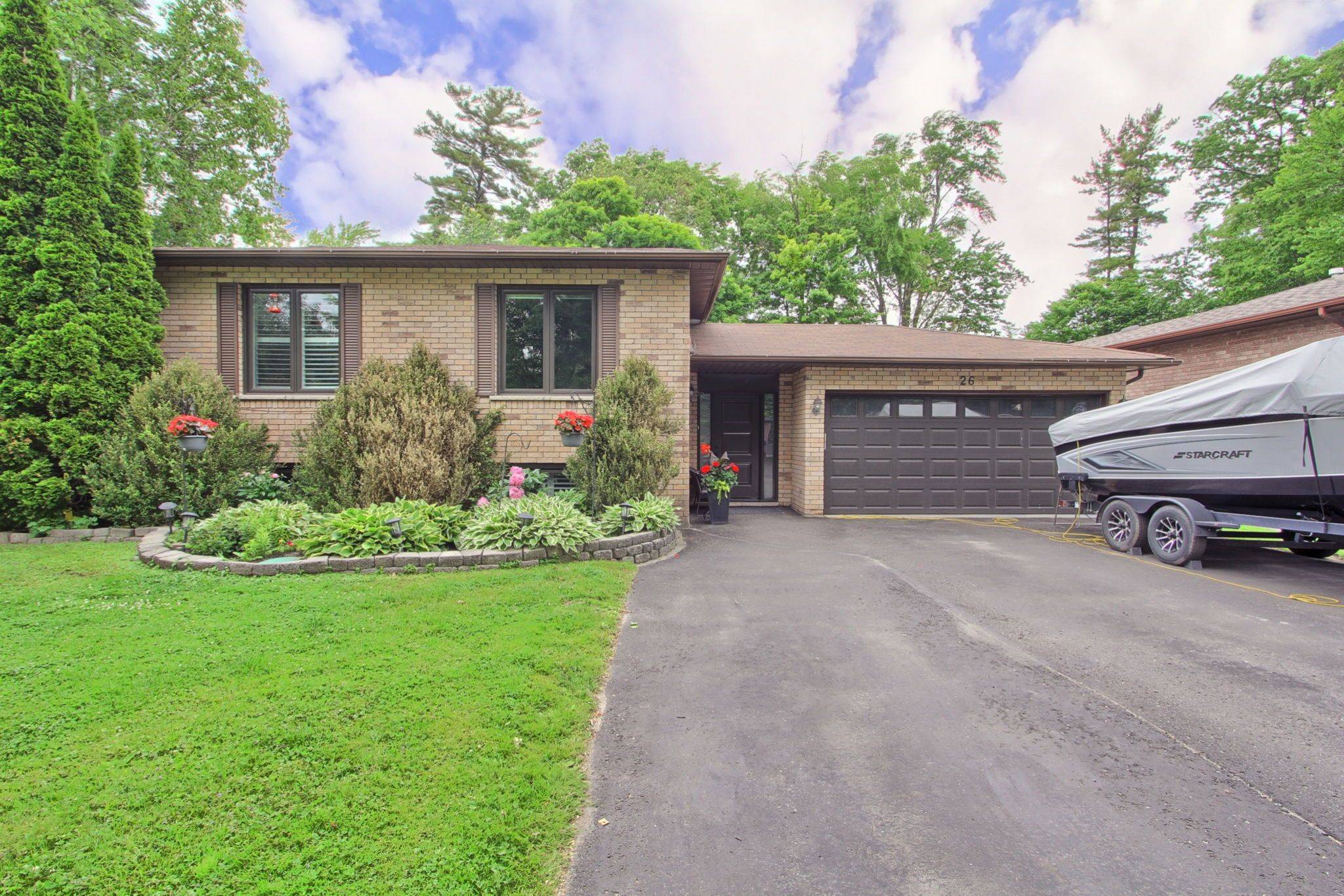 East Gwillimbury, ON L9N 1J5,26 Tall Pines TRL