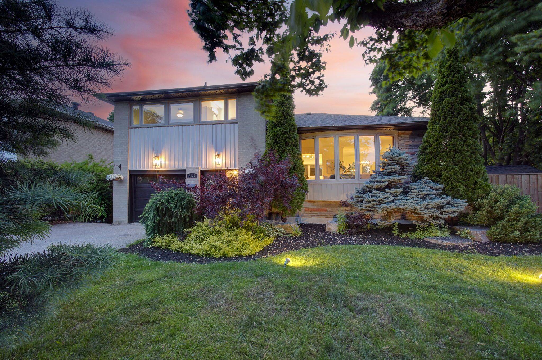 2137 Truscott DR, Mississauga, ON L5J 2A7