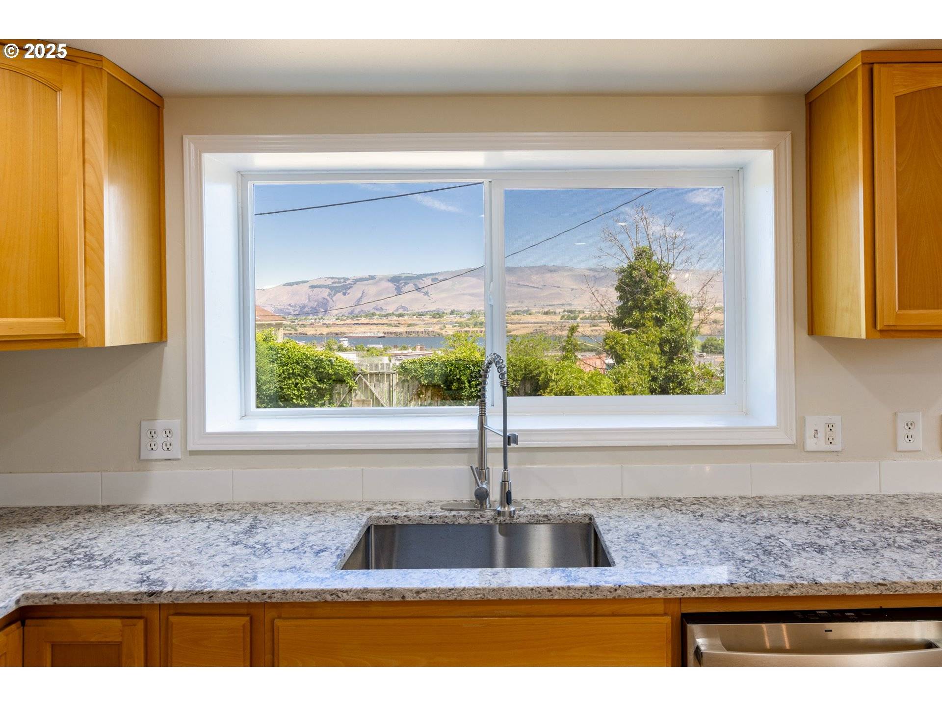 The Dalles, OR 97058,809 E 7TH ST