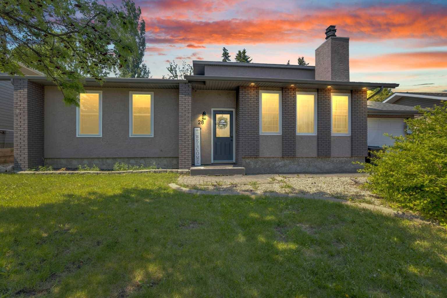 28 Garden RD, Lacombe, AB T4L 1R7