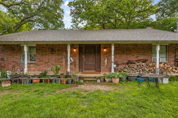 208 Shoreline Drive, Azle, TX 76020