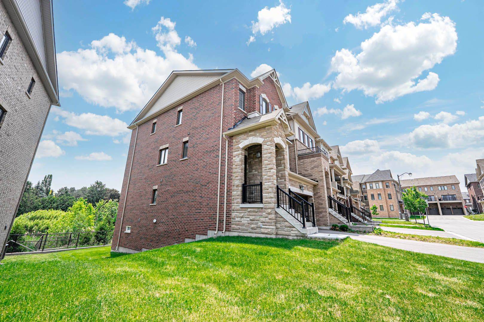Markham, ON L6C 0Z3,9 Delft DR