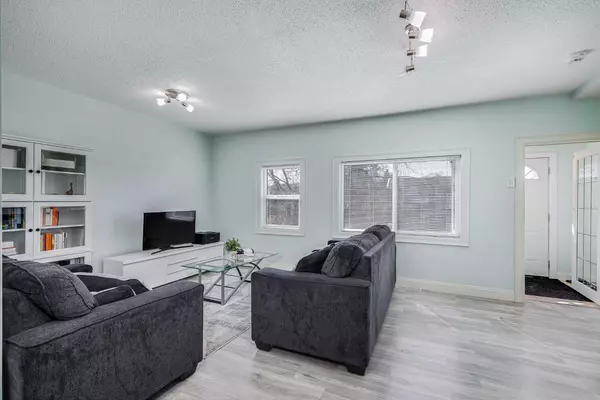 Calgary, AB T3B 0W9,4808 21 AVE NW