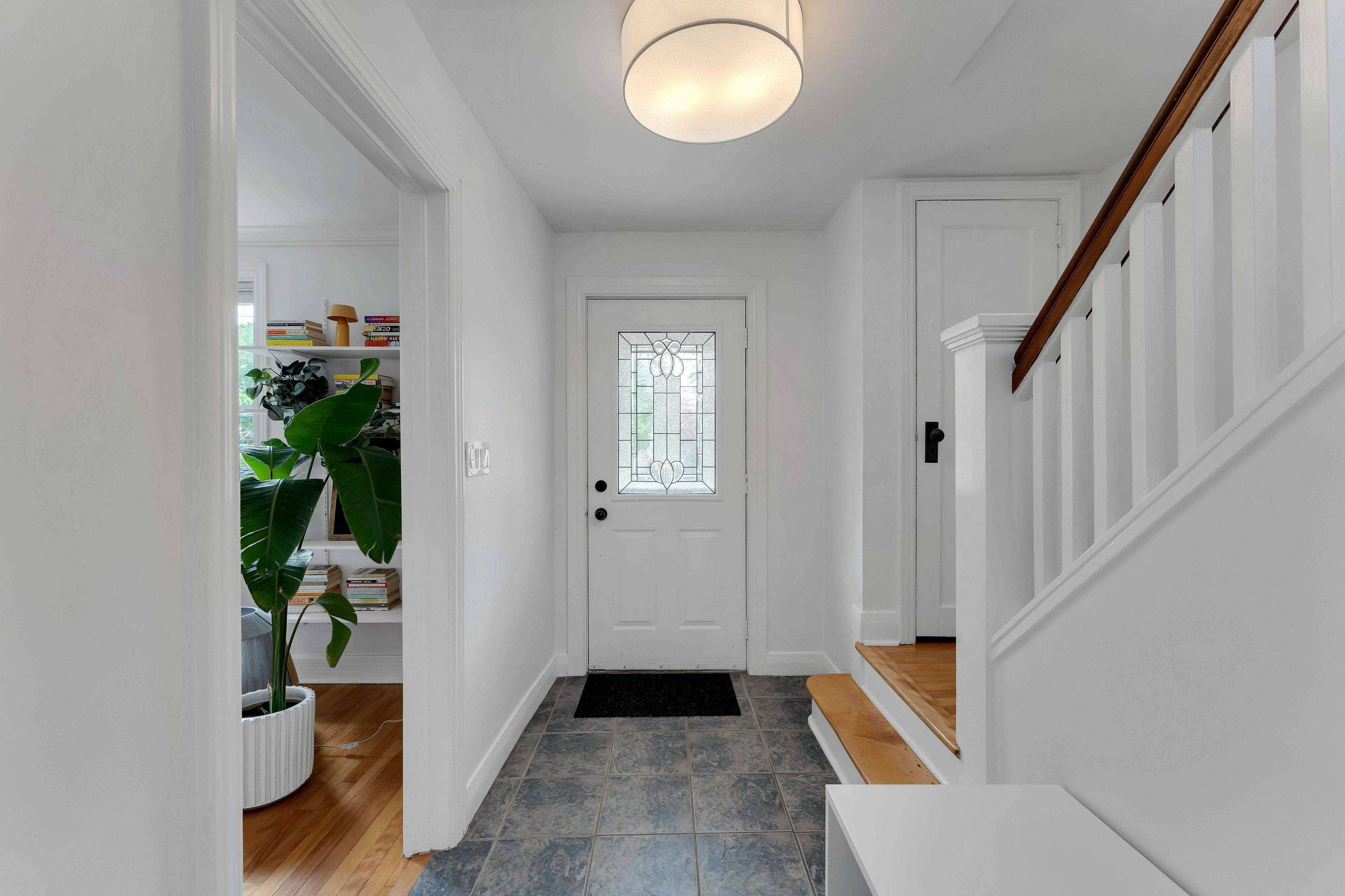 Kingston, ON K7L 4M3,295 College ST