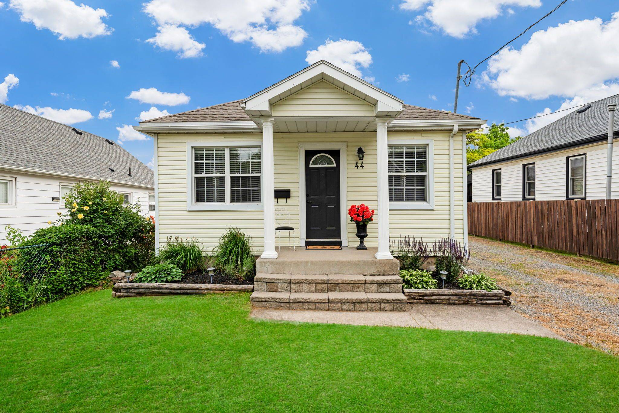 44 Pinecrest AVE, St. Catharines, ON L2T 1C8