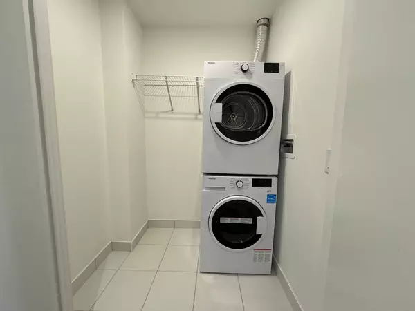 Mississauga, ON L5G 0E1,28 Ann ST #718