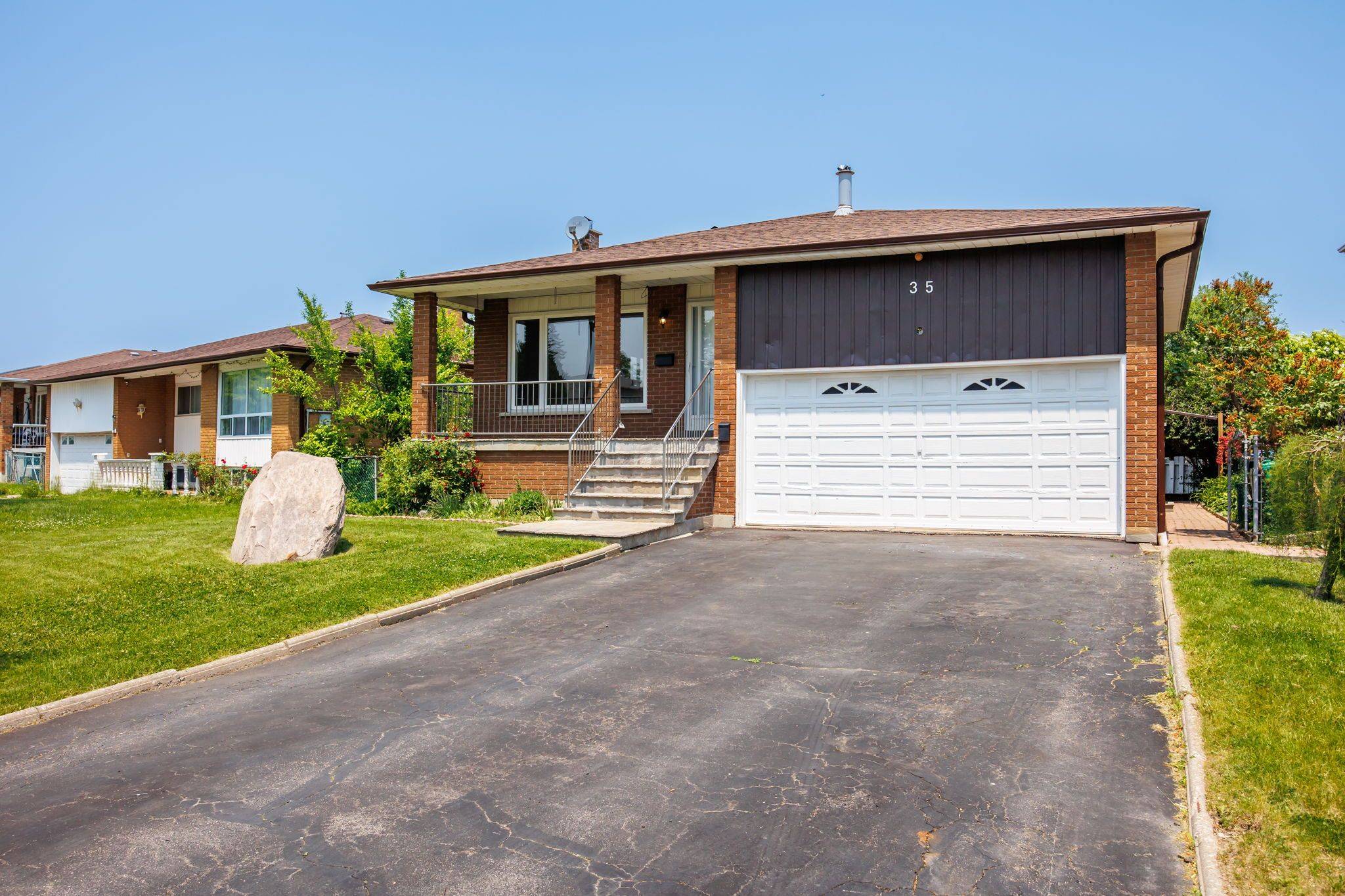 35 Jayfield RD, Brampton, ON L6S 3G2