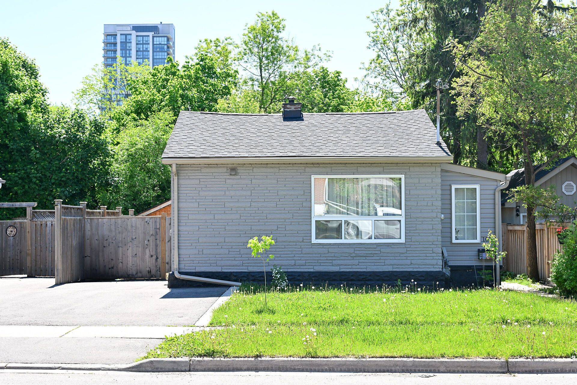 Brampton, ON L6V 1G7,101 Church ST E