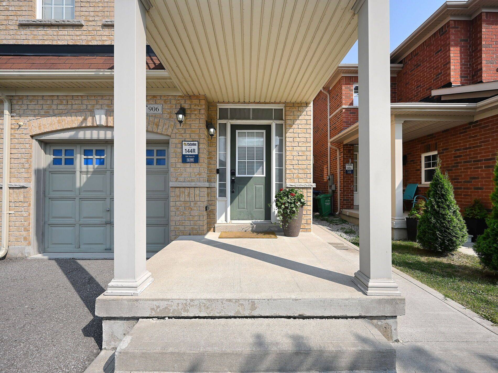 906 Oasis DR, Mississauga, ON L5V 0C7