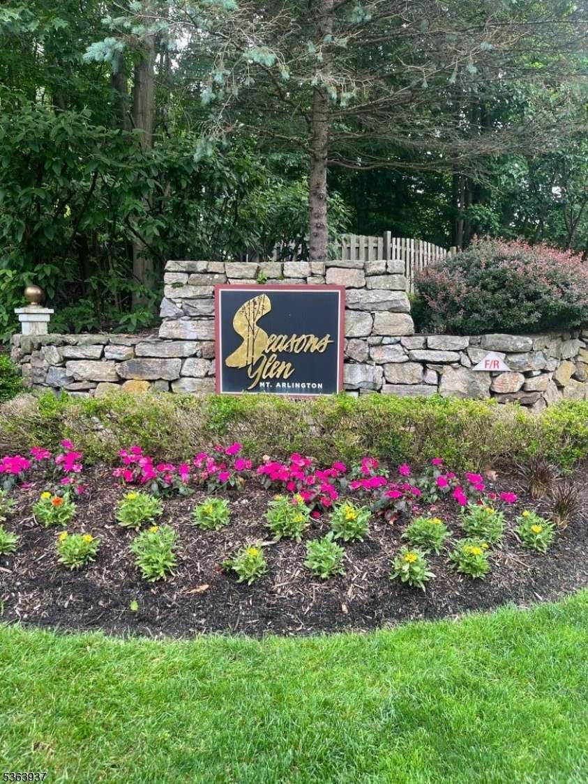 25 Maple Ln, Mount Arlington Boro, NJ 07856